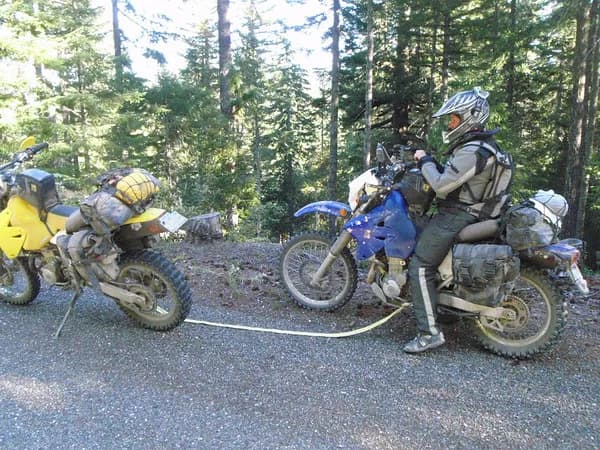 Czy dopuszczalne jest holowanie motocykla? Sprawdź zasady i ryzyko