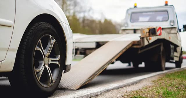 Jak holować auto bez ucha: bezpieczne metody i techniki holowania