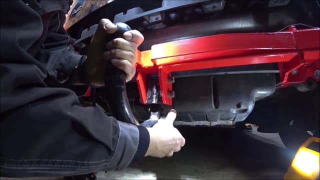 Gdzie wkręcić ucho do holowania Audi A2? Oto prosta instrukcja