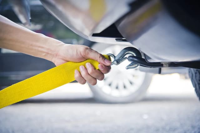 Jak poprawnie holować auto, aby uniknąć uszkodzeń i problemów