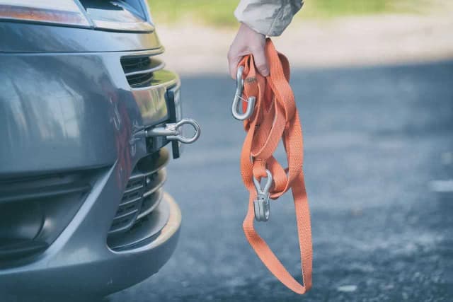 Jak jechać holowanym samochodem i uniknąć niebezpieczeństw na drodze