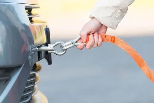 Jak holować auto bezpiecznie i skutecznie – unikaj najczęstszych błędów