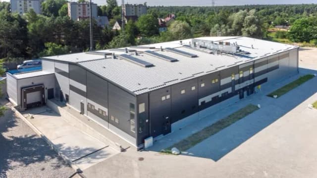 Jaka płyta warstwowa na warsztat? Wybierz najlepsze rozwiązanie izolacyjne
